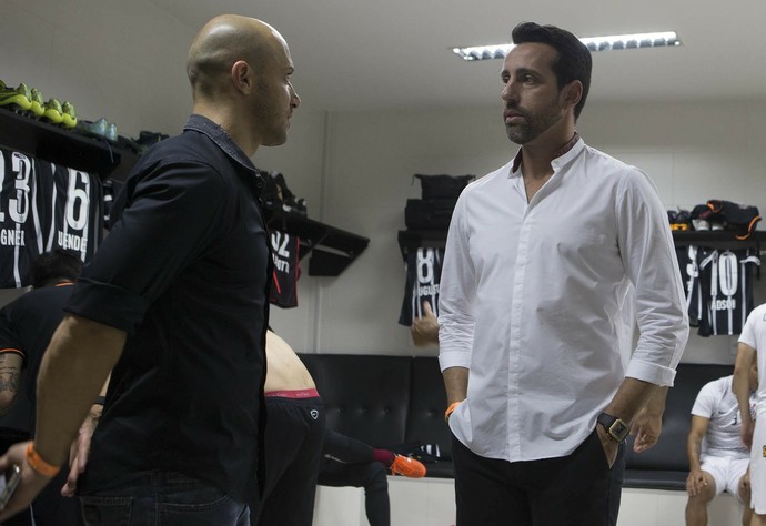 Alessandro e Edu Gaspar conversam antes do empate por 1 a 1 com o Vasco (Foto: Daniel Augusto Jr/Ag. Corinthians)