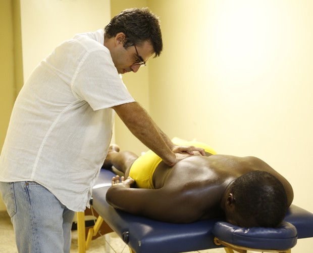 Jacaré recebe massagem para relaxar após o treinamento (Foto: Ellen Soares/Gshow)