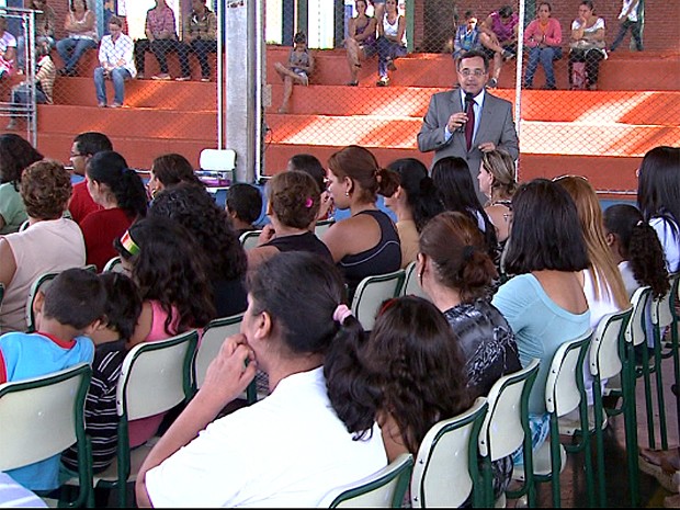 Juiz Paulo Cesar Gentile realiza palestra para orientar pais de alunos sobre violência escolar (Foto: Carlos Trinca/EPTV)