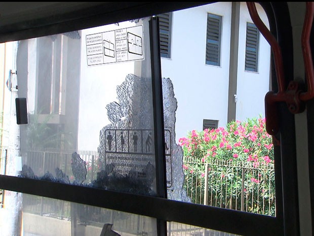 Ônibus é apedrejado no bairro da Ribeira, em Salvador (Foto: Imagem/TV Bahia)