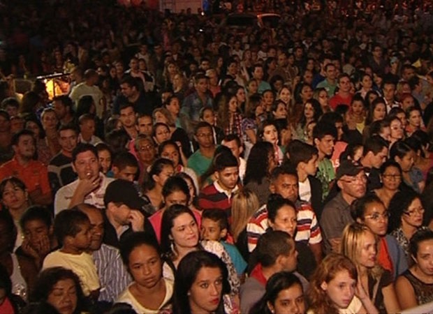 Fãs participam da missa de 7º dia do cantor Cristiano Araújo, em Goiânia, Goiás (Foto: Reprodução/TV Anhanguera)