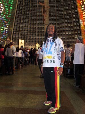 Simpatizante do Rastafarianismo, Francisco de Assis Pinheiro se despediu de dom Eugenio (Foto: Bernardo Tabak/G1) Simpatizante do Rastafarianismo, Francisco de Assis Pinheiro se despediu de dom Eugenio (Foto: Bernardo Tabak/G1)