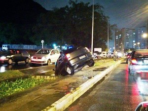 Carro entra em buraco após forte chuva. Trecho da Linha Amarela em São Vicente engarrafado. (Foto: Tiago Duarte Sierra/ Arquivo Pessoal)