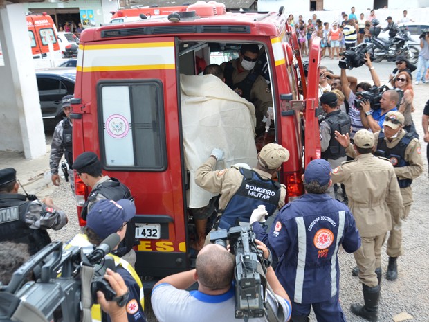 Detento ferido durante rebelião no presídio do Roger é socorrido na Paraíba (Foto: Walter Paparazzo/G1)