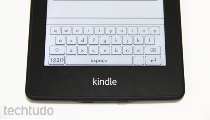 Teclado do Kindle Paperwhite facilita na hora de fazer anotações em livros (Foto: Isadora Díaz/TechTudo) Teclado do Kindle Paperwhite facilita na hora de fazer anotações em livros (Foto: Isadora Díaz/TechTudo)