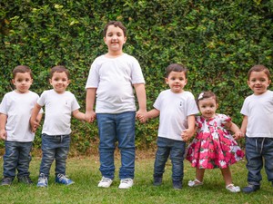 Rafic, o filho mais velho, com os quadrigêmeos e a caçula na Bahia (Foto: Greyce Coli/Arquivo Pessoal) Rafic, o filho mais velho, com os quadrigêmeos e a caçula na Bahia (Foto: Greyce Coli/Arquivo Pessoal)
