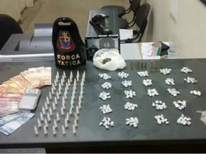 homem foi preso com maconha e cocaína pela polícia (Foto: Divulgação/ PM Itapetininga)