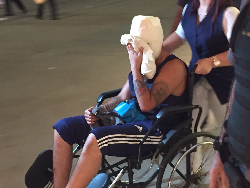 Torcedor da La U é retirado do estádio em cadeira de rodas (Foto: Marcelo Braga)