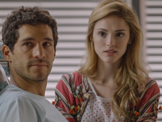 Felipe e Júlia não entendem reação de Pedro (Foto: TV Globo)