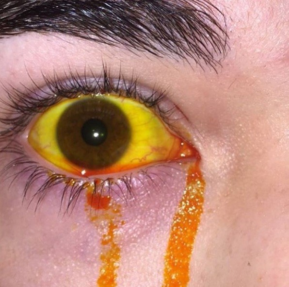 Globo ocular pintado, com direito a lágrima colorida