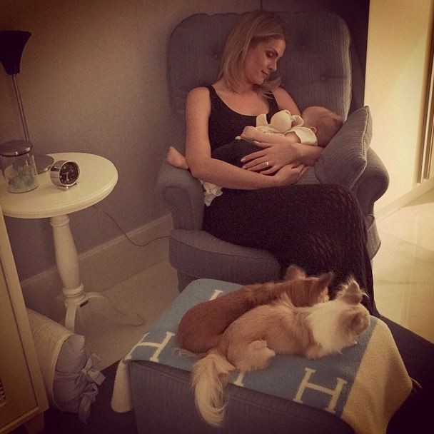 Ana Hickmann com o filho e seus cachorros (Foto: Instagram/Reprodução)