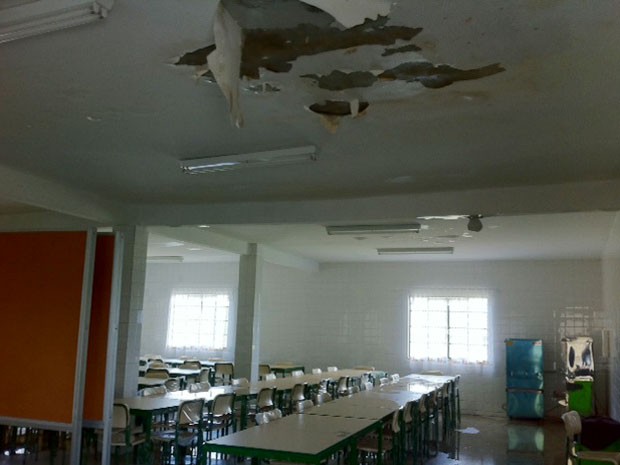 Rebaixamento de uma das salas também caiu (Foto: Alba Valéria Mendonça / G1)