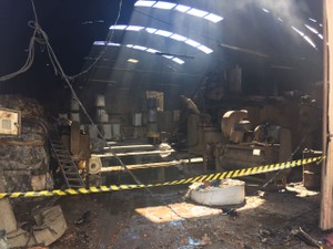 Fábrica ficou danificada por dentro (Foto: Corpo de Bombeiros/ Divulgação)