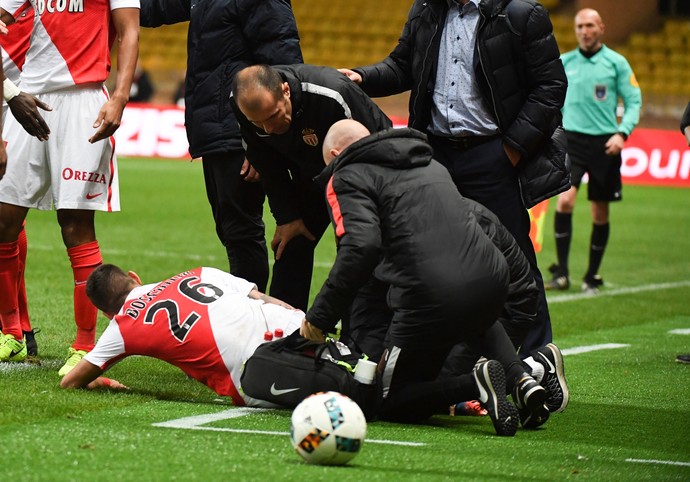 Boschilia caído no chão. Jogador gritou muito assim que sofreu a entrada de Rivierez (Foto: AFP) Boschilia caído no chão. Jogador gritou muito assim que sofreu a entrada de Rivierez (Foto: AFP)