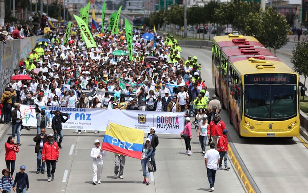 Pessoas participam em paz da 'Marcha pela vida' em Bogotá, na Colômbia (Foto: Fernando Vergara/AP) Pessoas participam em paz da 'Marcha pela vida' em Bogotá, na Colômbia (Foto: Fernando Vergara/AP)