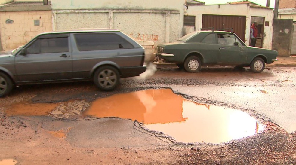 Buraco em rua na zona norte de Ribeirão Preto (Foto: Maurício Glauco/EPTV)