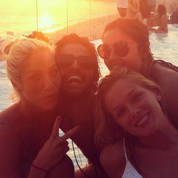 Fiorella Matheis posta foto com amigos na piscina (Foto: Instagram / Reprodução)
