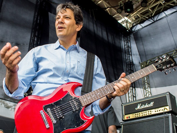 Prefeito Fernando Haddad improvisou alguns acordes junto com integrantes da banda Public Enemy (Foto: Renato Mendes/Brazil Photo/Estadão Conteúdo)