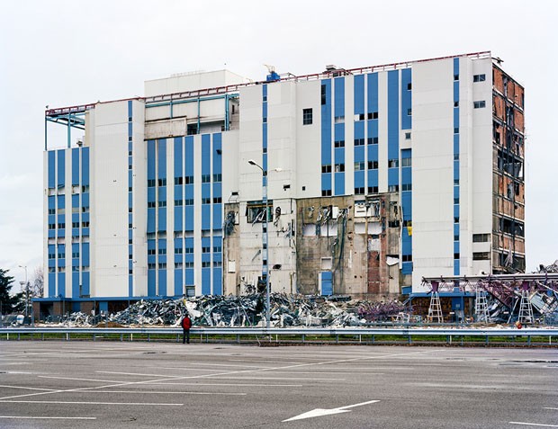 AFTER THE FAILED IMPLOSION OF THE KODAK-PATHÉ BUILDING GL, CHALON-SUR-SAÔNE, FRANCE DECEMBER 10, 2007 (Foto: Robert Burley/Divulgação)