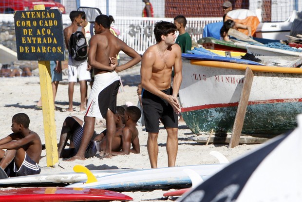 Ex-BBB André na praia de Copacabana (Foto: Gil Rodrigues / Foto Rio News)