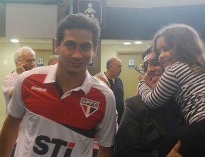 Ganso, no embarque do São Paulo (Foto: Marcos Guerra/Globoesporte.com)