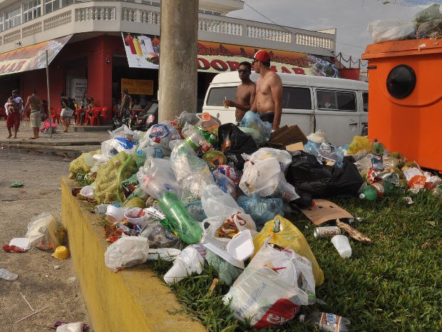 G1 Quantidade de lixo na praia de Mongaguá SP impressiona banhistas