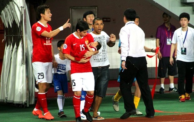 Conca com o filho Benjamin em jogo do Guangzhou Evergrande (Foto: Reprodução Sina.com)