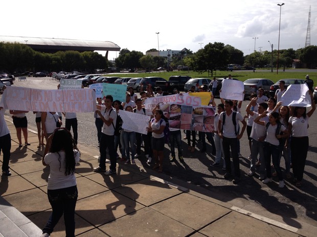 Alunos se reuniram na frente do Palácio do Governo na manhã desta sexta-feira (10) (Foto: Vanessa Lima)
