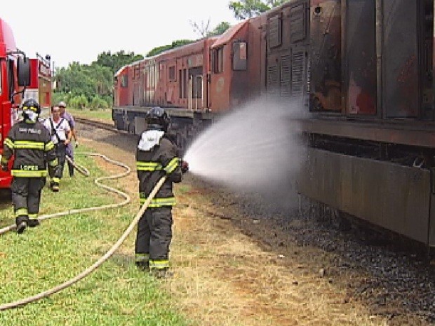 Incêndio na locomotiva foi na tarde desta sexta-feira (28)  (Foto: Reprodução TV Tem)