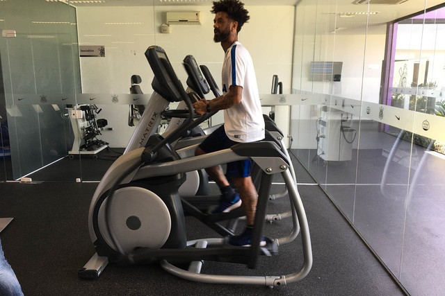 Saudade da bola, reclusão e festa solitária: a rotina de Cristian no Corinthians