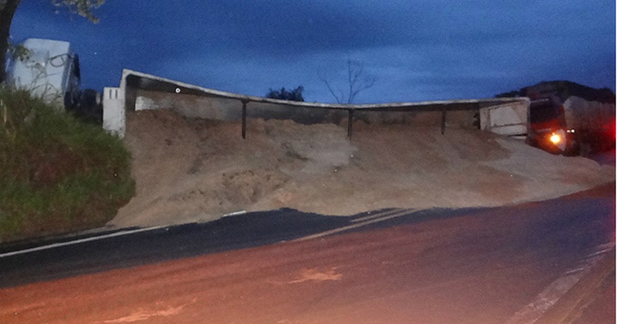 G1 Carreta tomba e espalha serragem na pista em rodovia de Itaporanga, SP notícias em