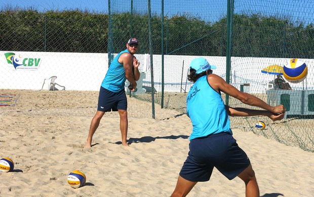 Alison e Emanuel vôlei de praia treino (Foto: Helena Rebello)