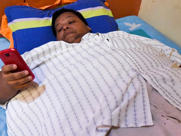  Oscar Vasquez Morales, de 44 anos, em sua casa em Palmira, na Colômbia; com 400 kg, ele é considerado o homem mais obeso do país  (Foto: AFP Photo/Luis Robayo)