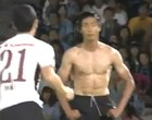 À la Balotelli: japonês faz golaço e mostra
músculos. Assista (Reprodução)