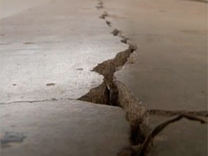O piso rachou em muitas casas de Pedra Preta com sequência de tremores  (Foto: Reprodução/Inter TV Cabugi)