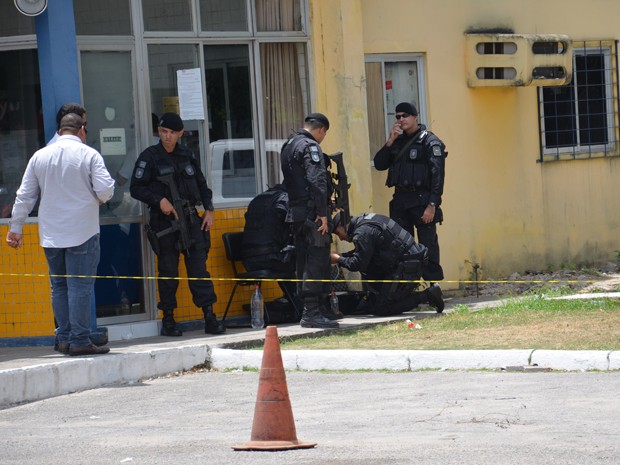 Grupo de Ações Táticas Especiais (Gate) se prepara para retirar artefato de motorista de carro-forte na Paraíba (Foto: Walter Paparazzo/G1)