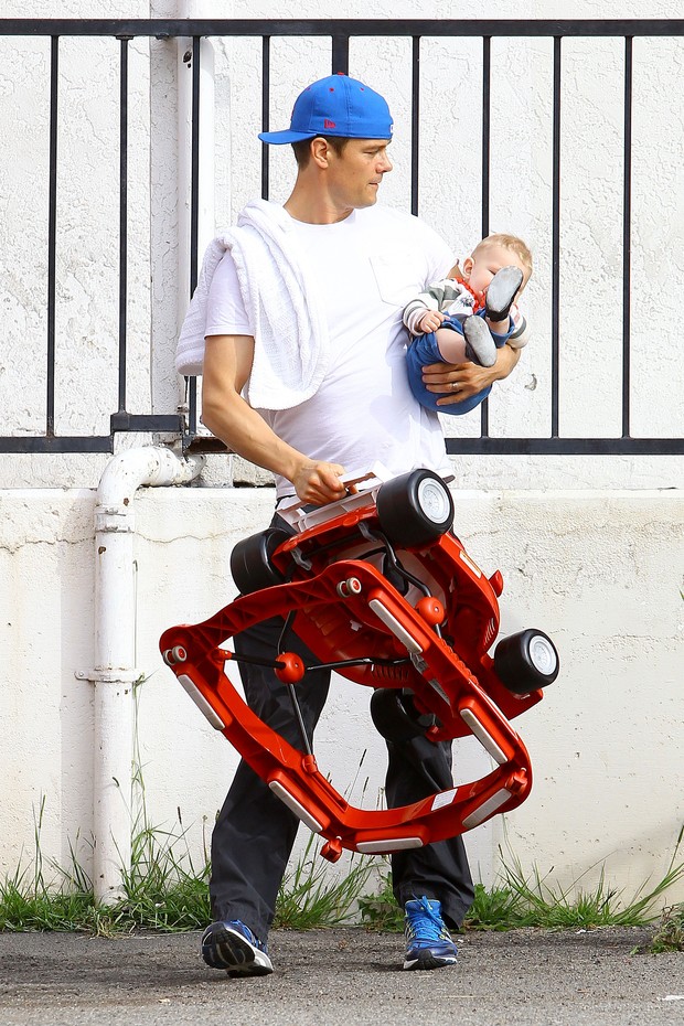 Josh Duhamel com o filho, Axl, em Los Angeles, nos Estados Unidos (Foto: AKM-GSI Brasil/ Splash News)