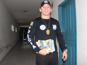 Marcos Furtado, agente penitenciário, fez doações de alguns livros (Foto: Patrícia Andrade/G1)