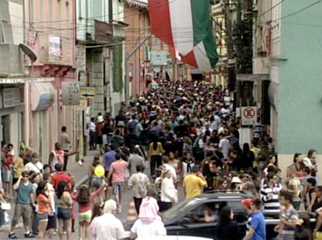 'Carretela Del Vin' atrai multidão a Santa Teresa (Foto: Reprodução/TV Gazeta)