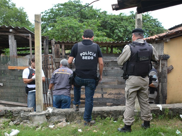 Adolescente é assassinado do lado de sua residência após ser atigindo por dez disparos de arma de fogo. (Foto: Walter Paparazzo/G1)