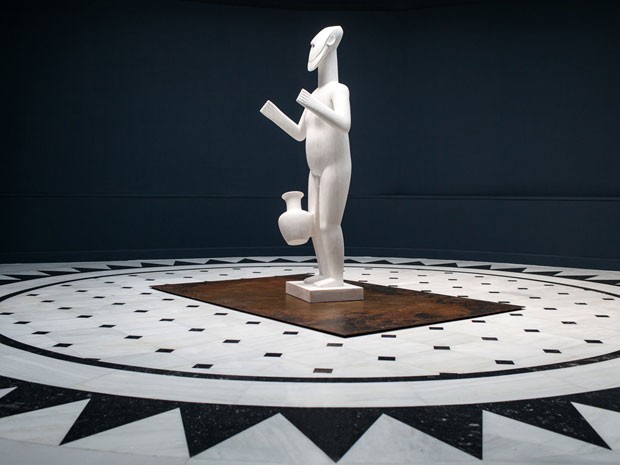 Ai Weiwei aproveitou a estadia na Grécia para conhecer melhor a arte grega, tendo como resultado 'Standing figure', uma estátua que é uma apropriação das figuras antropomórficas da época cicládica (Foto: Divulgação)