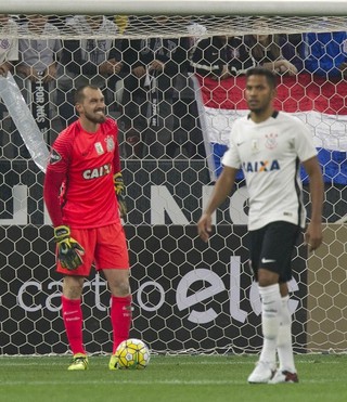 Preparador de goleiros do Corinthians indica preferência por Walter no gol
