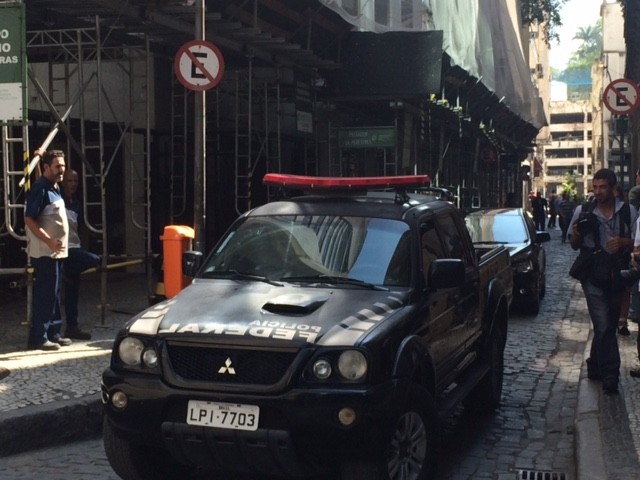 Os agentes da Polícia Federal estão no prédio da Eletronuclear, no Centro do Rio, desde às 6h. Às 11h, mais um carro da PF chegou ao local.  (Foto: Alba Valéria Mendonça/G1)