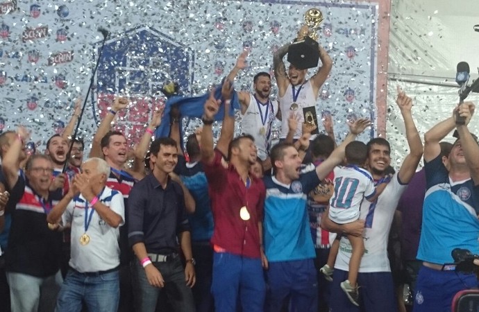 Bahia comemora título estadual (Foto: Eric Luis Carvalho)