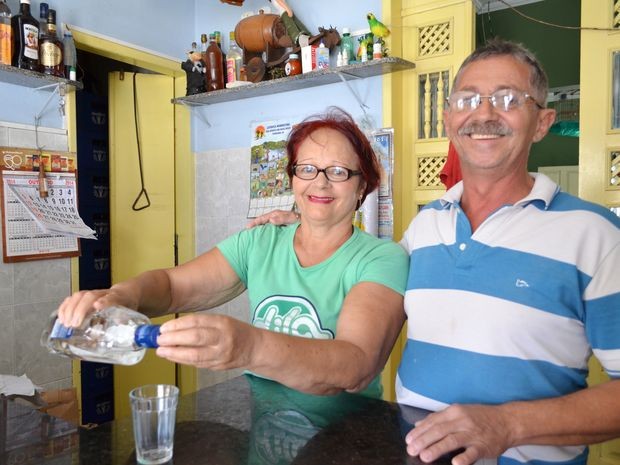 Casal que administra bar conta como começou a receber santinhos dos mortos  (Foto: Marina Fontenele/G1)