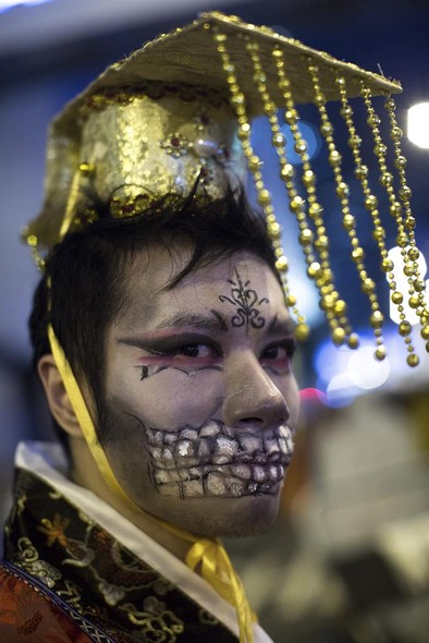 Em Hong Kong, ativista pró-democracia se fantasia de fantasma chinês para o Halloween dentro do acampamento de desobediência civil 