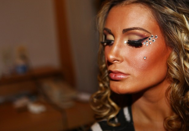 Andressa Urach se arrumando para desfile em SP (Foto: Iwi Onodera / EGO)