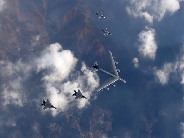 Avião B-52 da força aérea americana acompanhado por dois jatos de combate sobrevoam a Coreia do Sul neste domingo (10) (Foto: Yonhap/AFP)