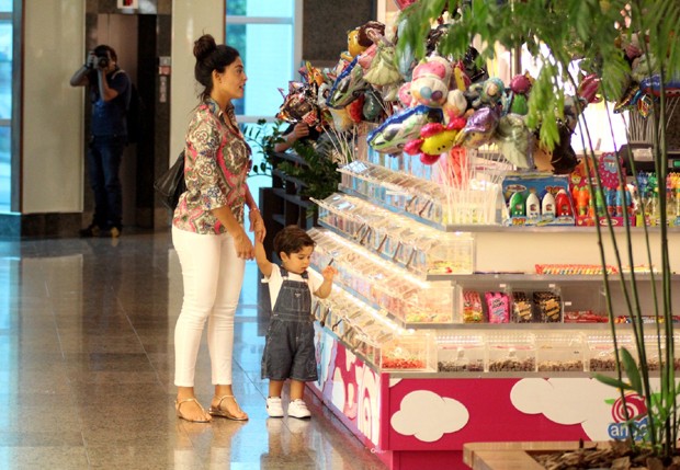 Juliana Paes e o filho no shopping (Foto: Marcus Pavao / AgNews)