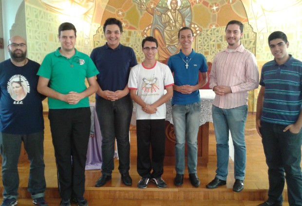Alan junto com os outros seis seminaristas do Propedêutico no Seminário Paulo VI (Foto: Rodrigo Saviani/G1)